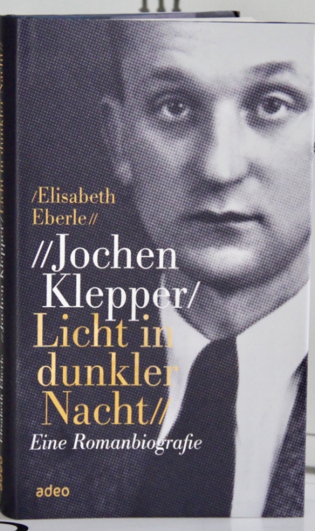 E.e. Licht In Dunkler Nacht Buchcover